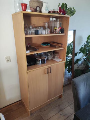 Houten kast met open vakken en deuren