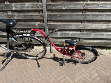 Aanhangfiets voor kinderen met bijbehorende bagagedrager