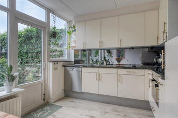 Gratis keuken met inbouwkoelkast en afzuigkap