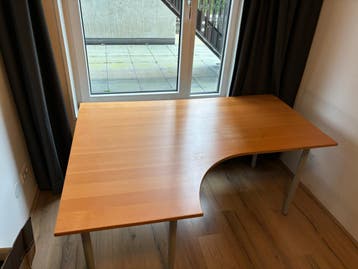 Hoekbureau met lichte houtkleur - Ruim en functioneel