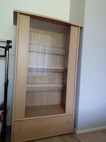 Houten vitrinekast met glazen deuren en lade - MOET WEG!!