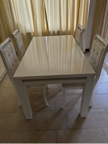Eettafel glanzende (beschadigd) en 4 witte stolen gratis