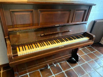 Gratis piano (Rich. Lipp & Sohn) met krat bier bij ophalen