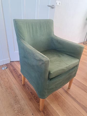 Groene stoel met houten poten