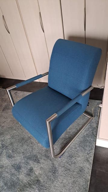 Moderne blauwe fauteuil met metalen frame