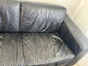 Twee zwarte leren banken