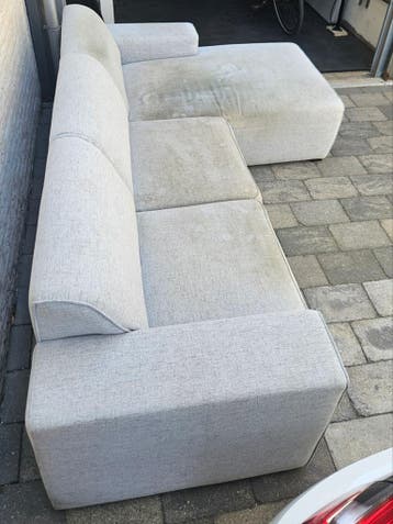Comfortabele hoekbank (2.70x1.70) met lichte vlekken
