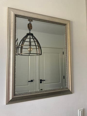 Grote spiegel (zilver-/champagnekleur) met sierlijke lijst