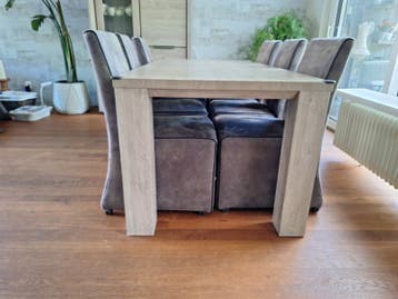 Eetafel met 6 stoelen.