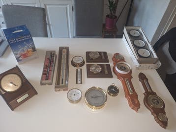 Diverse collectie barometers en weerstations