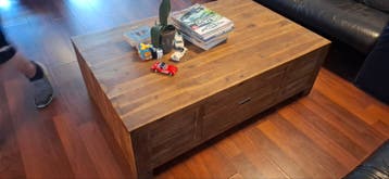 Leren banken en houten salontafel