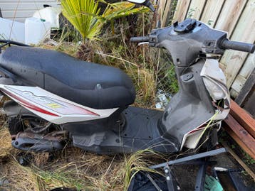 Sym Orbit 2 scooter - Gele plaat - Voor onderdelen