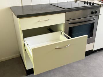 GRATIS keukenblok. Witte lades, inclusief werkende oven