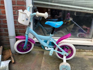 Leuke kinderfiets met zijwieltjes en mandje frozen