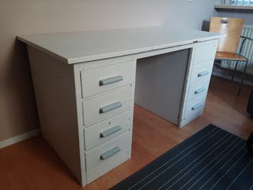 Oud houten bureau met 8 lades