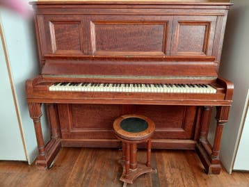 Antieke piano uit 1837, bruin hout, werkt nog redelijk