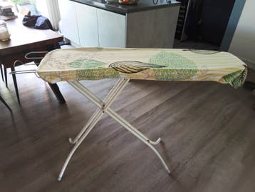 Strijkplank met leuke hoes. Gratis af te halen.
