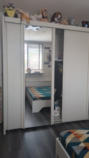 Witte kledingkast met spiegel en schuifdeuren