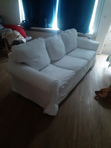 Witte driezitsbank van IKEA - machinewasbare hoezen