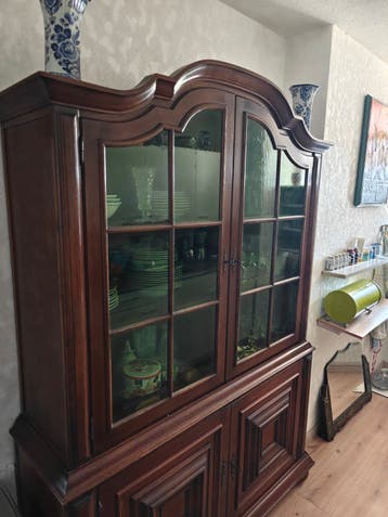 Antieke houten vitrinekast met glazen deuren