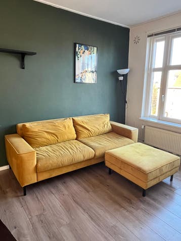 Gele velours bank GRATIS