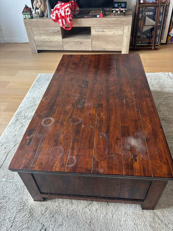 Robuuste houten salontafel met opbergruimte