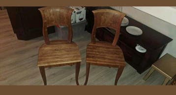 Twee houten stoeltjes