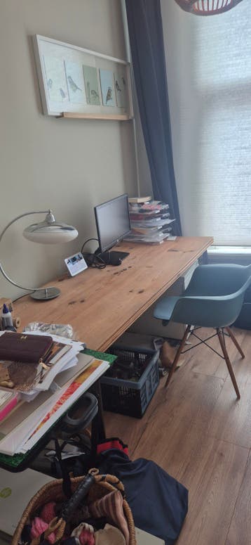 Zelfgemaakte hobbytafel van grenen planken