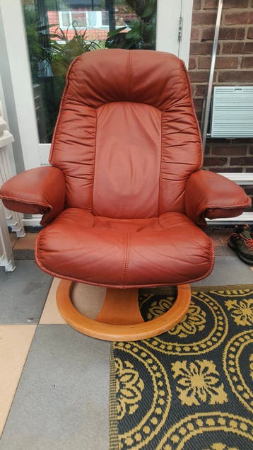 GRATIS fauteuil- poot is een beetje scheef.