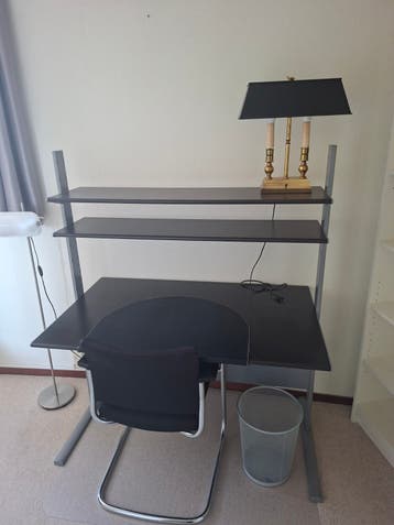In hoogte verstelbaar bureau met stoel