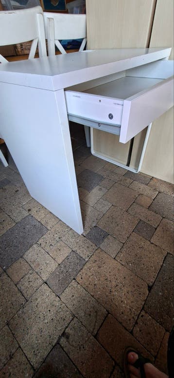IKEA bureau met lade - Compact en functioneel