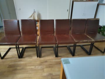 Gratis bruine eetkamerstoelen (6 stuks)