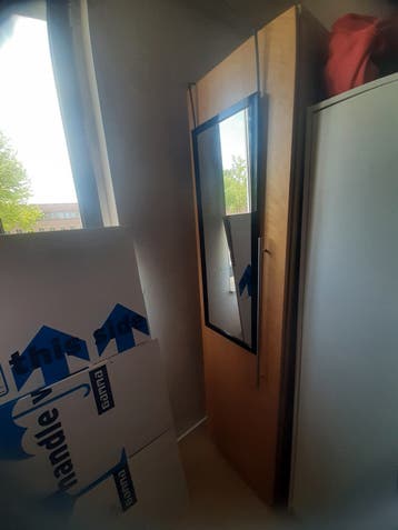 Kledingkast met spiegel en hangruimte
