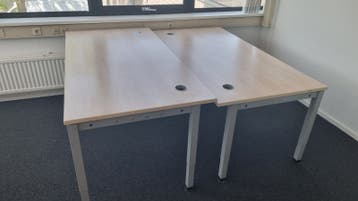 Bureau met kabelgoten - Ideaal voor kantoor