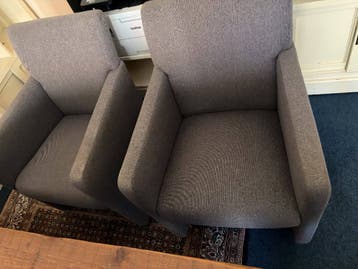 Set van vier grijze stoffen eetkamerstoelen