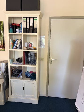 Twee (boeken-)kasten met schuiflades en 8 vakken