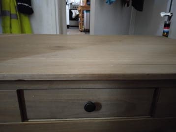 Houten bijzettafel met lade, licht opschuurbaar vlekje
