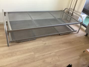 2 eenpersoonsbedden. Eenpersoonsbed met onderschuifbed