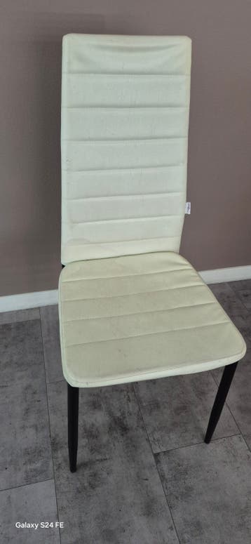 Crèmekleurige stoelen heeft een grijs hoesje
