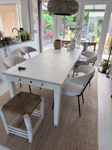Tafel (zonder stoelen) gratis af te halen!