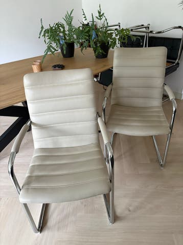 Gratis ophalen 2x Crèmekleurige Eetkamerstoelen