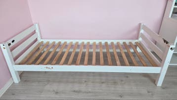 Eenpersoonsbed wit hout met lattenbodem