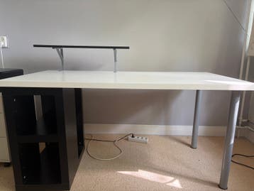 Wit bureau met opbergruimte en monitorstandaard