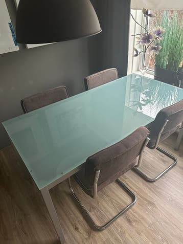Elegante eettafel met glazen blad en 4 stoelen