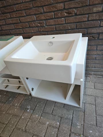 Gratis wastafel + onderkast en spiegelkast