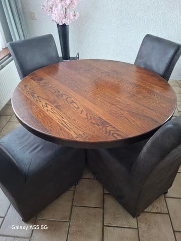 Ronde eettafel van eikenhout met 4 stoelen