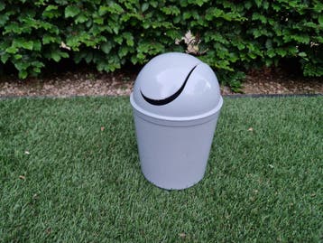Grijze prullenbak (hoogte 30 cm)met zwenkdeksel