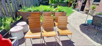 6 houten stoelen met metalen poten met kleine beschadigingen
