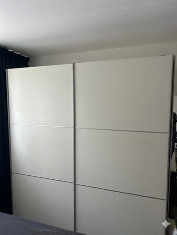 Gratis af te halen: kledingkast met schuifdeuren