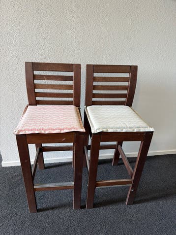 Gebruikte houten barstoelen met rugleuning (2 stuks)